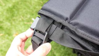 グランドパネルチェア背面ベルトの輪っかに前面のベルトを入れる