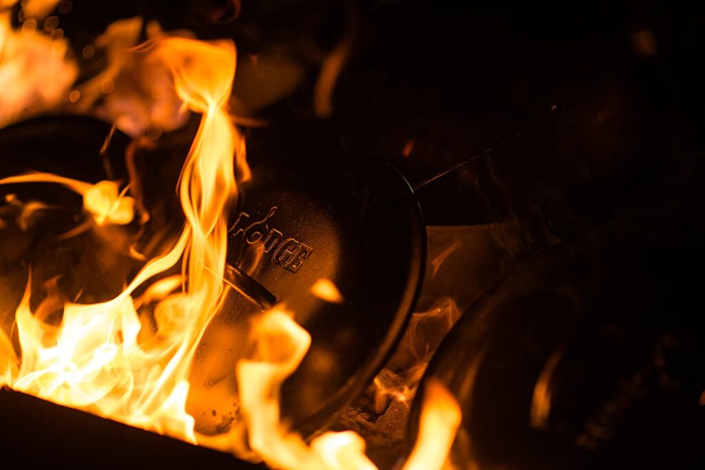 焚き火の中のダッチオーブン